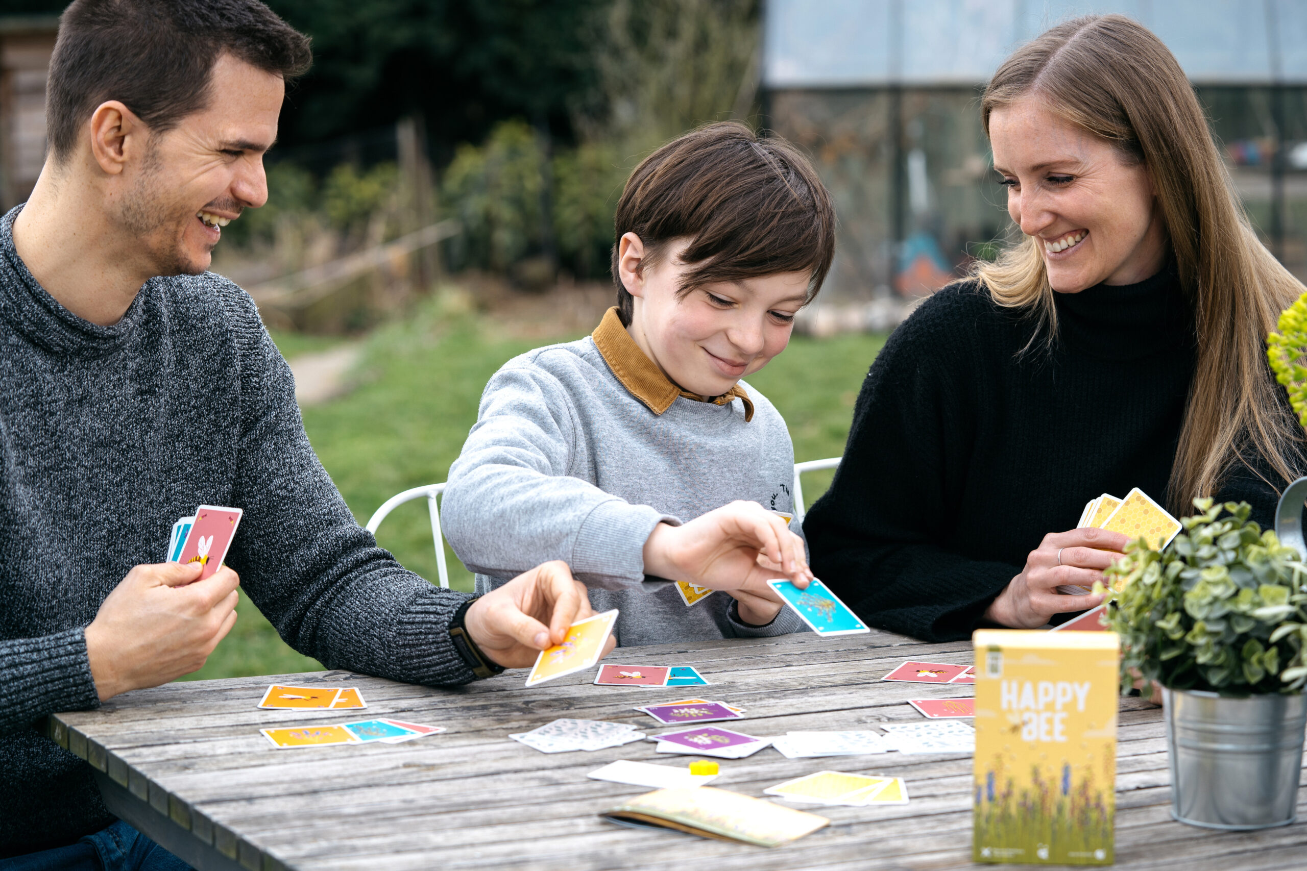 Helvetiq Happy Bee Card Game - Educational Fun for Kids & Adults, 3-6 Players, 15 Min Playtime, Multicolor, Cardboard, Model CSGHAPPYBEE